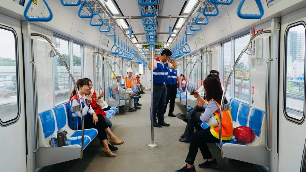 Hành khách trải nghiệm chạy thử toàn tuyến metro số 1. Ảnh: NGUYỄN TIẾN IMG_3826.jpeg