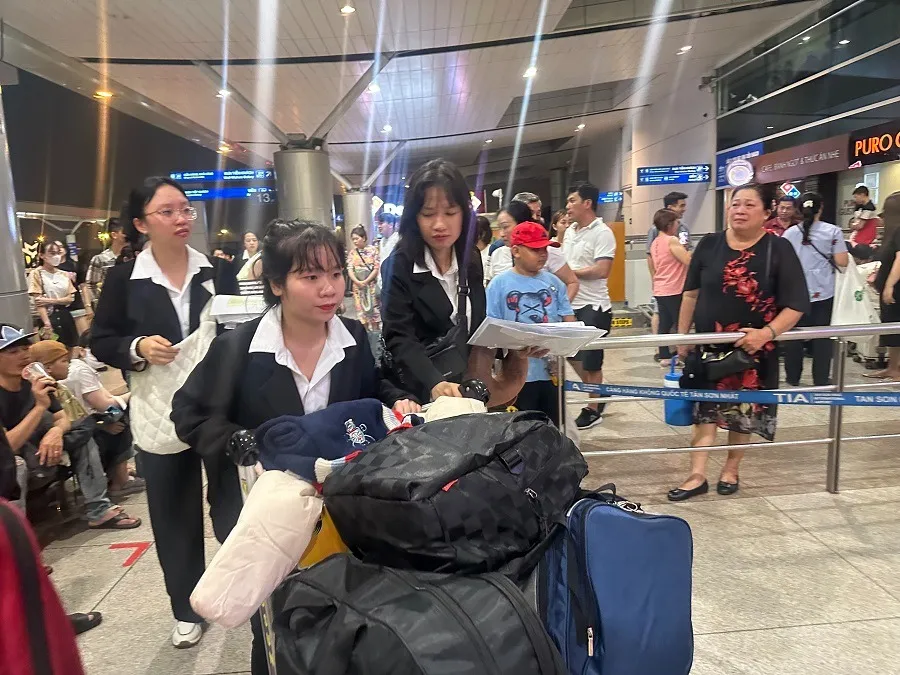 Nhóm lao động nữ sang Nhật lắp ráp điện tử. Ảnh: PHONG ĐIỀN