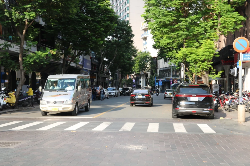 Tương tự, đường Ngô Đức Kế (đoạn từ Đồng Khởi đến Nguyễn Huệ và đoạn từ Nguyễn Huệ đến Hồ Tùng Mậu) cũng được UBND quận 1 đề xuất làm nơi giữ xe. Tương tự, đường Ngô Đức Kế (đoạn từ Đồng Khởi đến Nguyễn Huệ và đoạn từ Nguyễn Huệ đến Hồ Tùng Mậu) cũng được UBND quận 1 đề xuất làm nơi giữ xe.