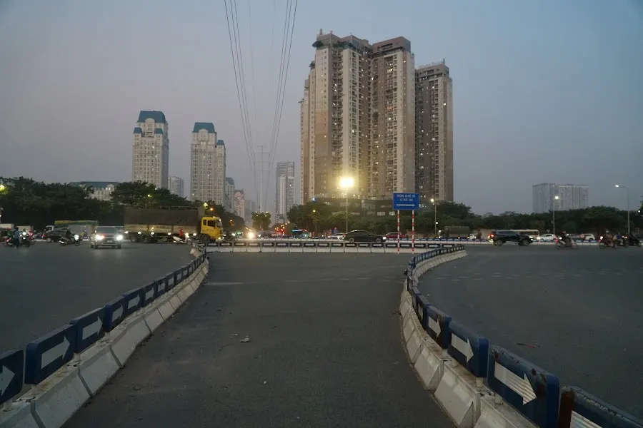 Sáng kiến bỏ đèn đỏ được TP Hà Nội áp dụng tại nút giao Lê Quang Đạo - Mễ Trì - Châu Văn Liêm (quận Nam Từ Liêm) để giảm ùn tắc giao thông và đã đạt được hiệu quả nhất định. Ảnh chụp chiều ngày 20-11. Ảnh: PHI HÙNG