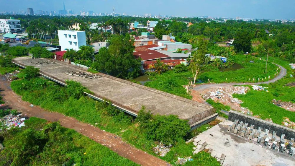 Đường vành đai 2 tạm ngưng thi công nhiều năm nay. Ảnh: NGUYỄN TIẾN Vành đai 2 a.JPG