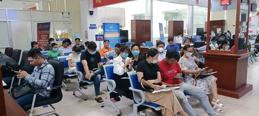 Người dân đi đổi giấy phép lái xe tại Trung tâm Phục vụ Hành chính công tỉnh Long An. Ảnh: HD