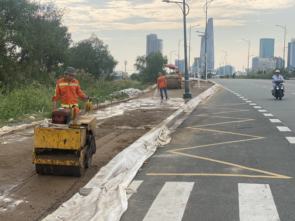 Công nhân đang thi công sửa chữa vỉa hè trên tuyến đường Tố Hữu. Ảnh: CÔNG NHẬT