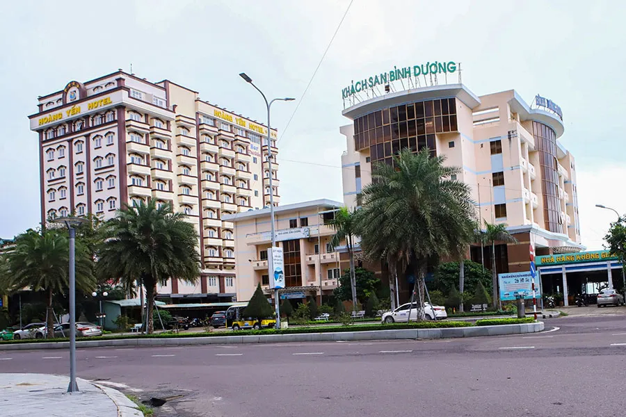 Khách sạn Bình Dương và khách sạn Hoàng Yến, hai trong số ba khách sạn cao tầng phía ven biển Quy Nhơn phải di dời. Ảnh: THU DỊU Biển