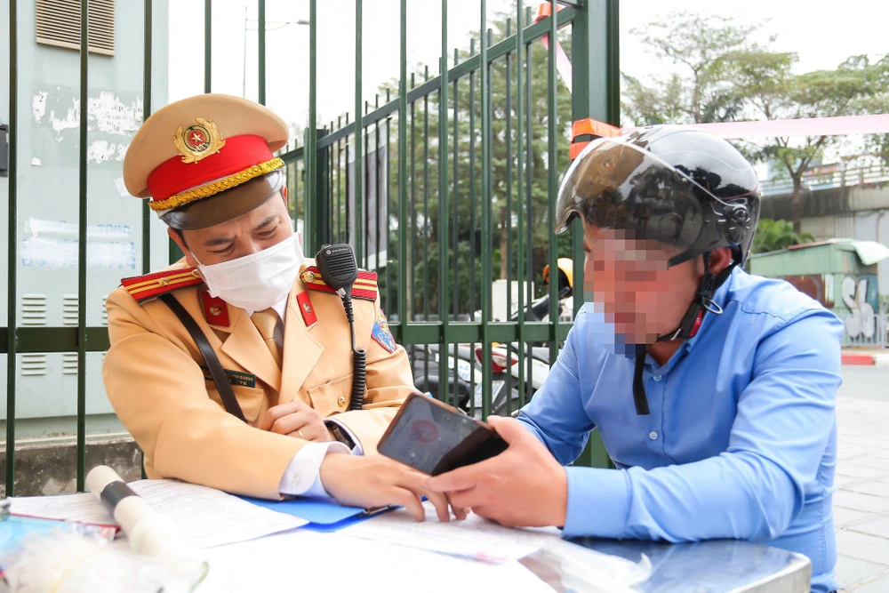 Bộ Công an tiếp tục đề xuất bổ sung quy định điểm, trừ điểm bằng lái xe vào dự thảo luật Trật tự, an toàn giao thông đường bộ. Ảnh: PHI HÙNG Bộ Công an tiếp tục đề xuất bổ sung quy định điểm, trừ điểm bằng lái xe vào dự thảo luật Trật tự, an toàn giao thông đường bộ. Ảnh: PHI HÙNG
