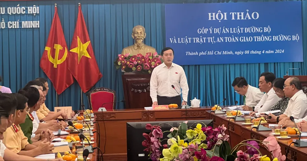 Ông Hà Phước Thắng, Phó Trưởng đoàn chuyên trách Đoàn ĐBQH TP.HCM chủ trì Hội thảo. Ảnh: TN giao thông.jpg