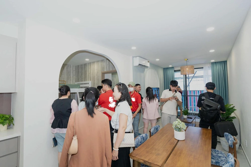 Khách hàng tham quan nhà mẫu căn hộ có diện tích nhỏ. Ảnh: Q.HUY Căn hộ.JPG