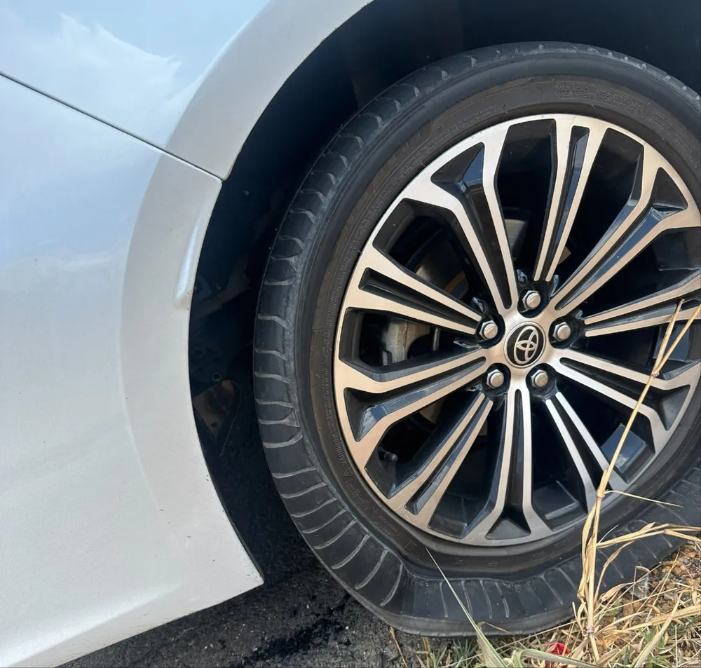Xe anh Cường bị nổ lốp sau. Ảnh: CHÍ CƯỜNG Nổ lốp xe.jpg