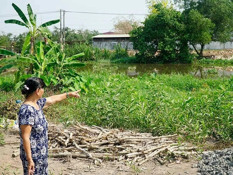 Kênh Thầy Cai đi qua huyện Củ Chi, TP.HCM. Ảnh: QUANG DUY Nước thải.jpg