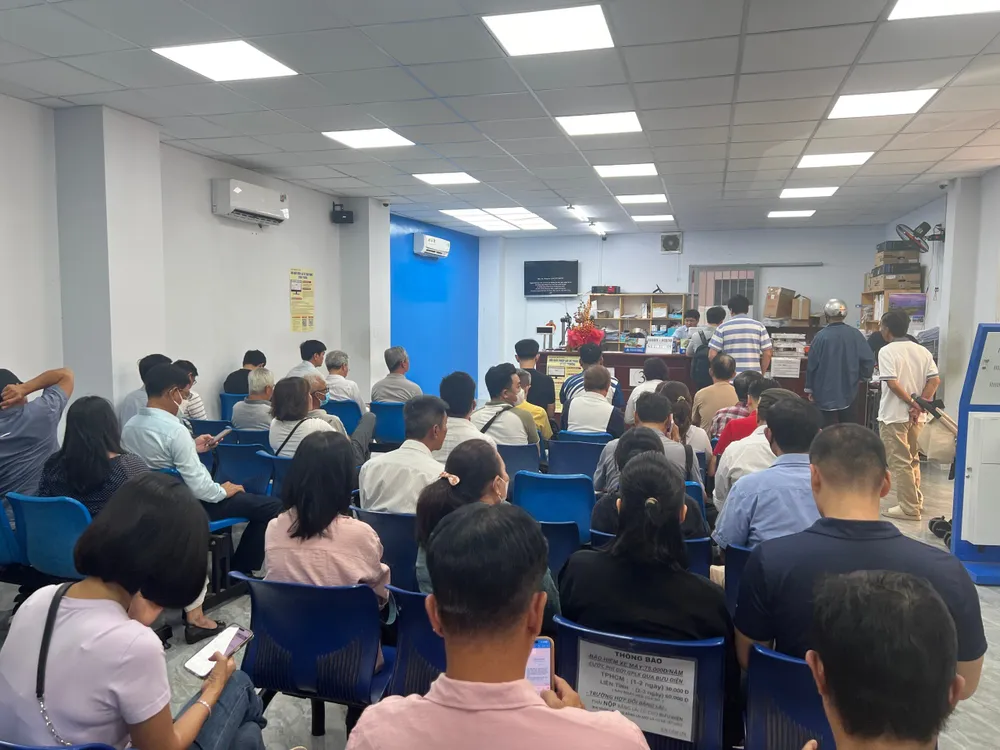 Người dân đổi bằng lái xe tại một điểm đổi bằng lái ở quận 3, TP.HCM. Ảnh: THY NHUNG bang lai xe 2.jpg