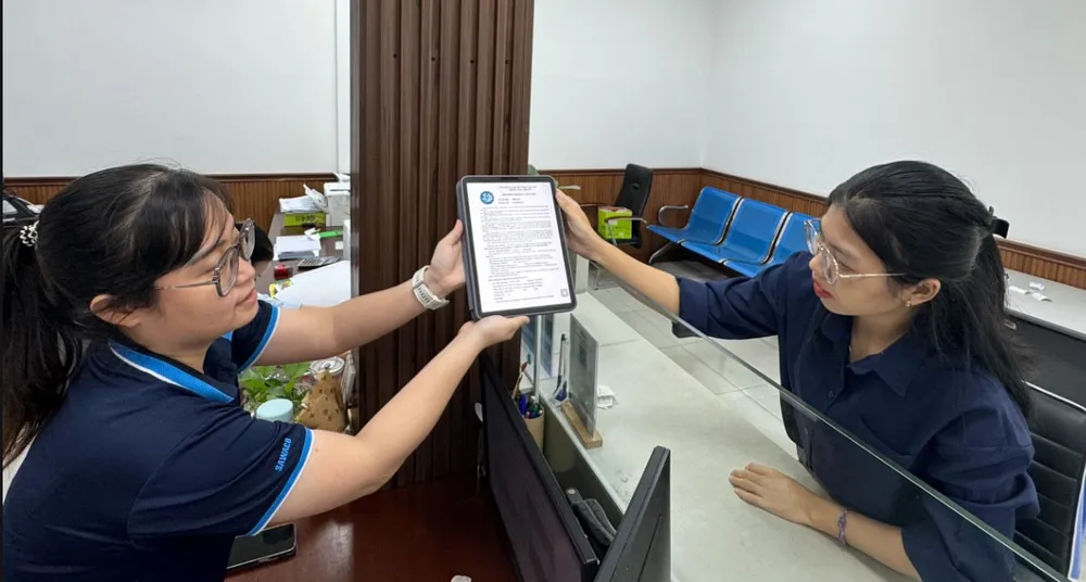 Nhân viên chăm sóc khách hàng hướng dẫn khách hàng kiểm tra thông tin và đồng điện tử. Ảnh: THÁI NGUYÊN Cấp nước Tân Hòa.JPG