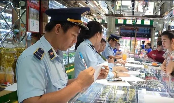 QLTT tỉnh Long An kiểm tra một doanh nghiệp vàng TP Tân An. Ảnh: Cục QLTT tỉnh Long An Kinh doanh vàng .JPG