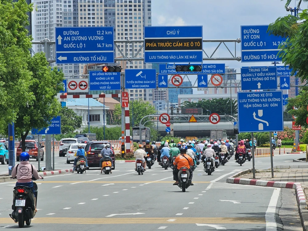 Người dân cho rằng không nên bỏ đèn đếm số lùi tại chốt đèn đỏ ở TP.HCM. Ảnh: ĐÀO TRANG den-so dem-lui-7466.jpg