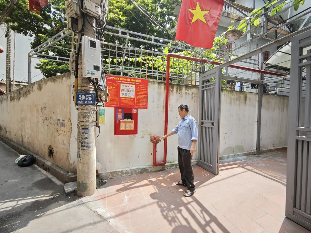Chung cư mini số 95, ngõ 141, phố Trích Sài, phường Bưởi, quận Tây Hồ đã trang bị thang thoát hiểm, đường nước cứu hỏa để đảm bảo PCCC. Ảnh: TRỌNG PHÚ TP Hà Nội.JPG