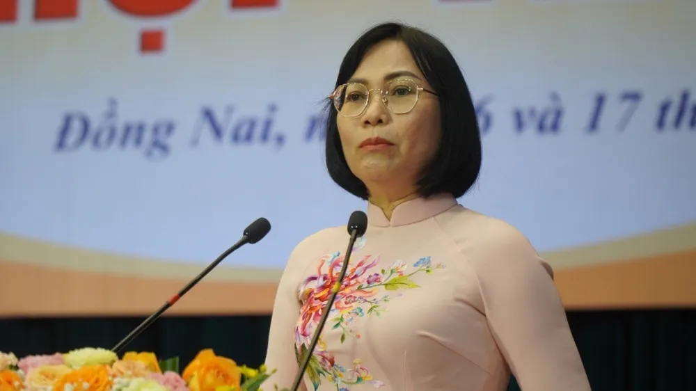 Phó Chủ tịch UBND tỉnh Đồng Nai Nguyễn Thị Hoàng trả lời chất vấn về hạ tầng giao thông của tỉnh. Ảnh: VŨ HỘI. tỉnh đồng nai.jpg