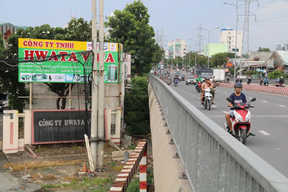 Đường dân sinh dạ cầu phía quận Tân Phú vướng mặt bằng. dự án cầu Bưng.jpg