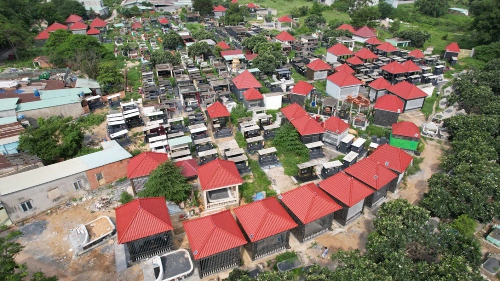 Khu đất được phân từng ô xây huyệt mộ để bán. Ảnh: VŨ HỘI TP Biên Hòa 1.jpg