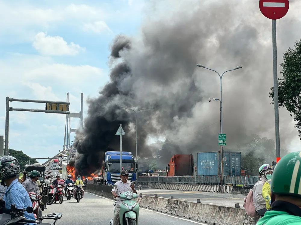 Hiện trường vụ tai nạn ở dốc cầu Phú Mỹ xảy ra vào ngày 8-8. Ảnh: THUẬN VĂN Cầu Phú Mỹ.JPG