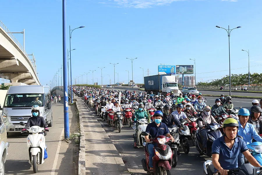 Ùn tắc giao thông trên cầu Rạch Chiếc, TP Thủ Đức (TP.HCM) vào giờ cao điểm. Ảnh: NGUYỆT NHI Nút thắt cổ chai.JPG