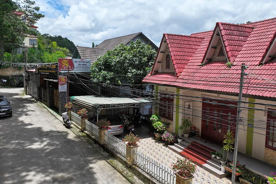 Những căn nhà trong khu dân cư ở hẻm 14 đường Khởi Nghĩa Bắc Sơn, TP Đà Lạt. Ảnh: VÕ TÙNG Những căn nhà trong khu dân cư ở hẻm 14 đường Khởi Nghĩa Bắc Sơn, TP Đà Lạt. Ảnh: VÕ TÙNG