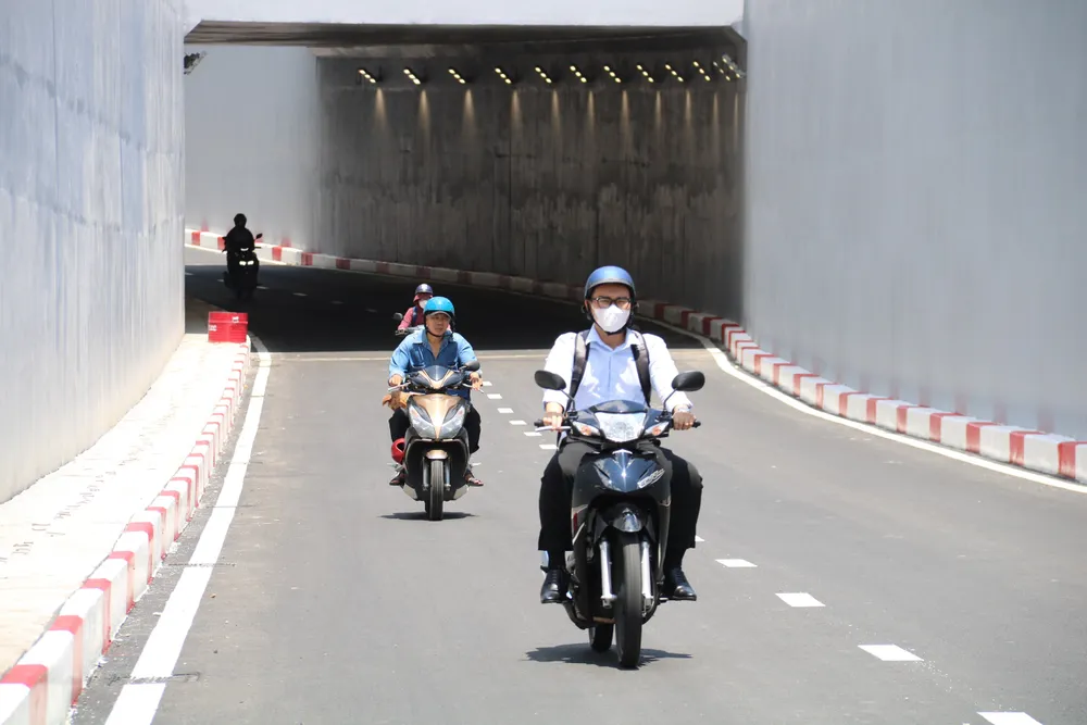 Người dân chú ý khi đi qua hầm chui Trần Quốc Hoàn, quận Tân Bình. Ảnh: NHƯ NGỌC Hầm chui Trần Quốc Hoàn.jpg