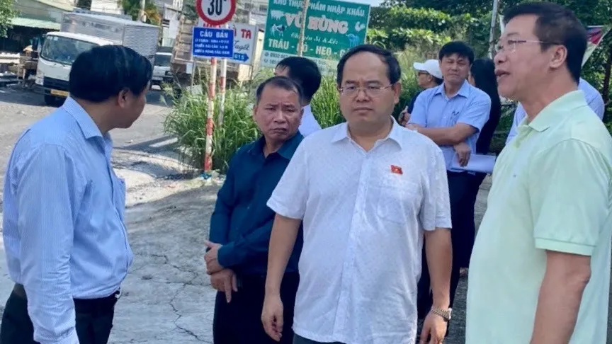 Phó Bí thư Tỉnh ủy, Trưởng đoàn ĐBQH tỉnh Đồng Nai Quản Minh Cường kiểm tra thực tế đường Hoàng Văn Bổn. Ảnh: VH. đường Hoàng Văn Bổn.jpg