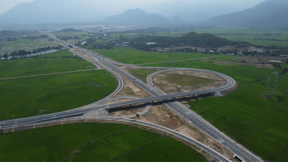 Cao tốc Vân Phong - Nha Trang do Tập đoàn Sơn Hải, một trong các nhà thầu thi công đã đưa vào sử dụng. Ảnh: XUÂN HOÁT Cao tốc Vân Phong - Nha Trang do Tập đoàn Sơn Hải, một trong các nhà thầu thi công đã đưa vào sử dụng. Ảnh: XUÂN HOÁT