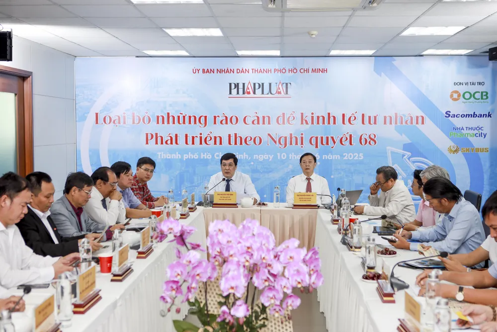 Tọa đàm “Loại bỏ những rào cản để kinh tế tư nhân phát triển theo Nghị quyết 68”. Ảnh: NGUYỆT NHI