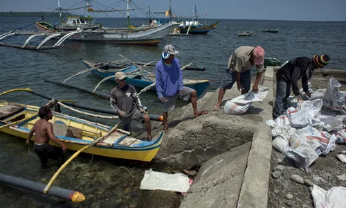 Các tàu cá của ngư dân thị trấn Masinloc. Ảnh:New York Times. 20140519-PHILLIPINES-slide-SXU-1996-7713