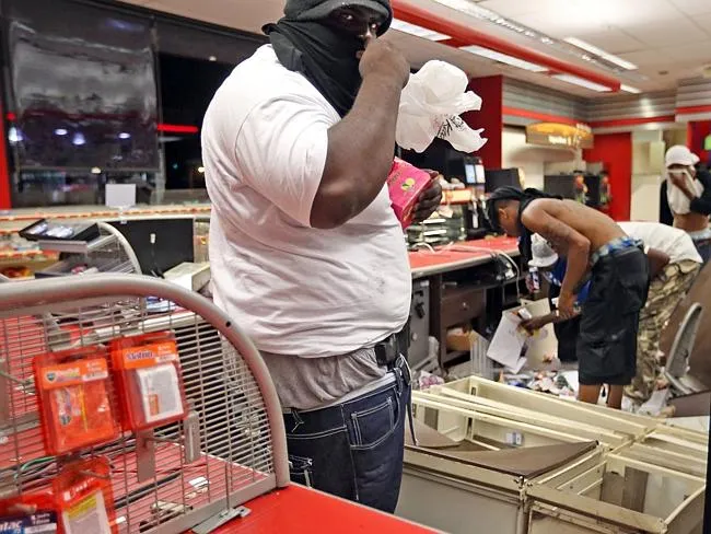 Cảnh sát bắn chết một thanh niên khiến cả khu phố nổi loạn ảnh 2 Cảnh sát bắn chết một thanh niên khiến cả khu phố nổi loạn ảnh 2