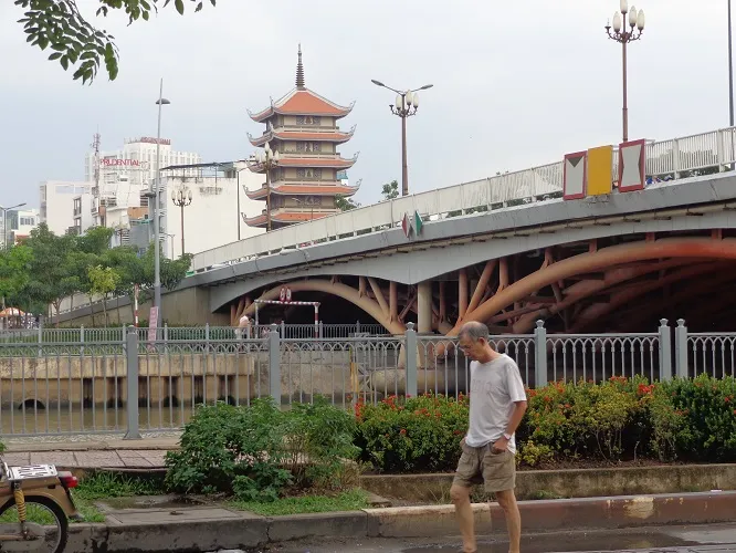 Lung linh sắc màu cầu Lê Văn Sỹ ảnh 13