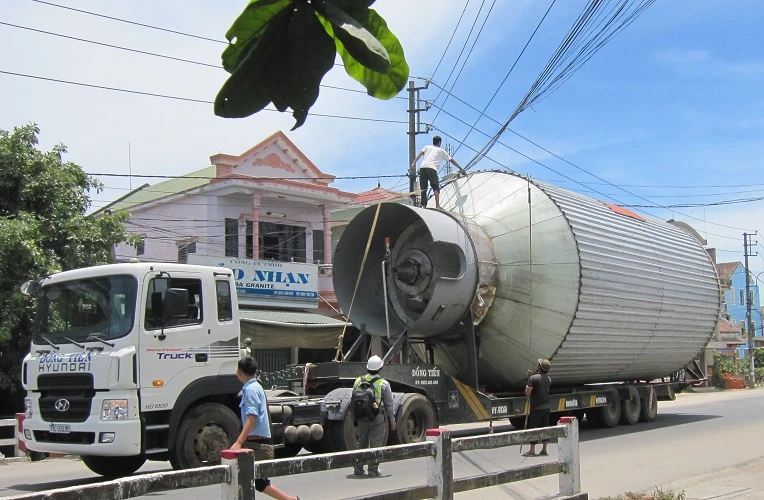 Xe chở hàng khủng vô tư chạy trên đường: Công ty bia Huế chưa được cấp phép ảnh 2