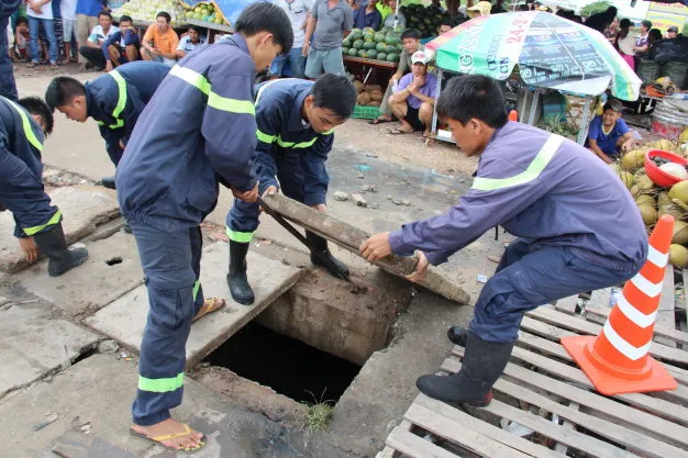 Đậy nắp cống lại khi tạm ngừng tìm kiếm để đảm bảo an toàn - Ảnh: Bá Sơn