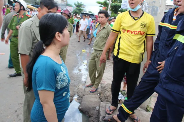Mẹ cháu Tỷ (trái) cùng lực lượng chức năng tại hiện trường tìm kiếm - Ảnh: Bá Sơn