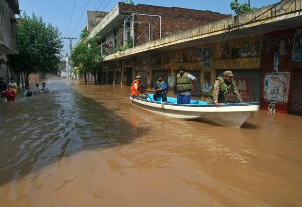 Hơn 300 người chết trong làn nước lũ ảnh 1