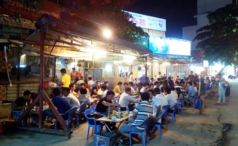 Vì sao nên cấm bán bia vỉa hè? ảnh 1