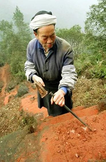 Trong khoảng 60 năm chung sống, cụ Liu đã khắc hơn 6.000 bậc thang làm con đường xuống núi an toàn cho vợ. Ảnh:Báo Trùng Khánh. bt-2970-1410833628.jpg