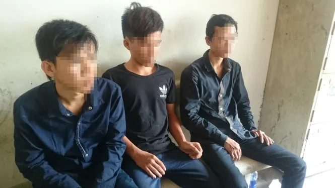 Ba nghi can cướp giật tài sản ở tuổi đời còn rất trẻ tại cơ quan công an. - Ảnh Ngọc Khải