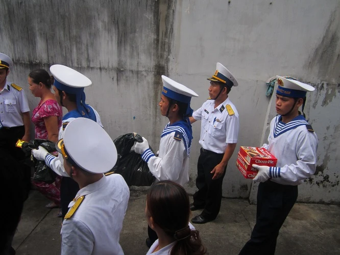 Đón thượng úy hy sinh tại nhà giàn DK1 về đất liền trong nước mắt ảnh 2