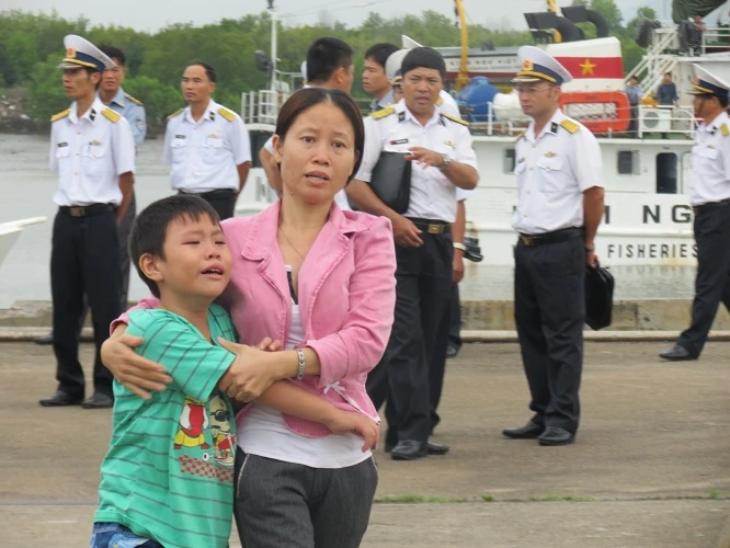 Đón thượng úy hy sinh tại nhà giàn DK1 về đất liền trong nước mắt ảnh 4