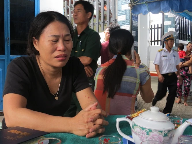 Đón thượng úy hy sinh tại nhà giàn DK1 về đất liền trong nước mắt ảnh 6