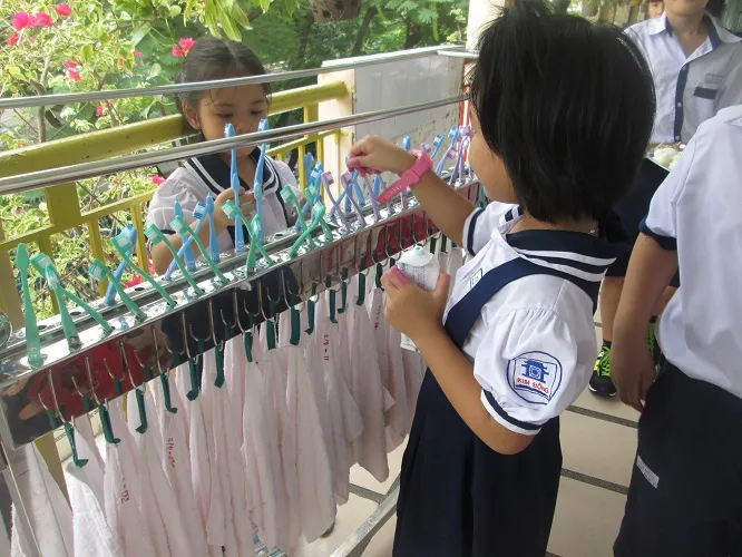 Bữa ăn tự phục vụ của học sinh tiểu học ảnh 10