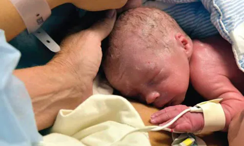 Bé Vicent chào đời nhờ phương pháp cấy ghép tử cung - Ảnh:AP. be-8436-1412739116.jpg