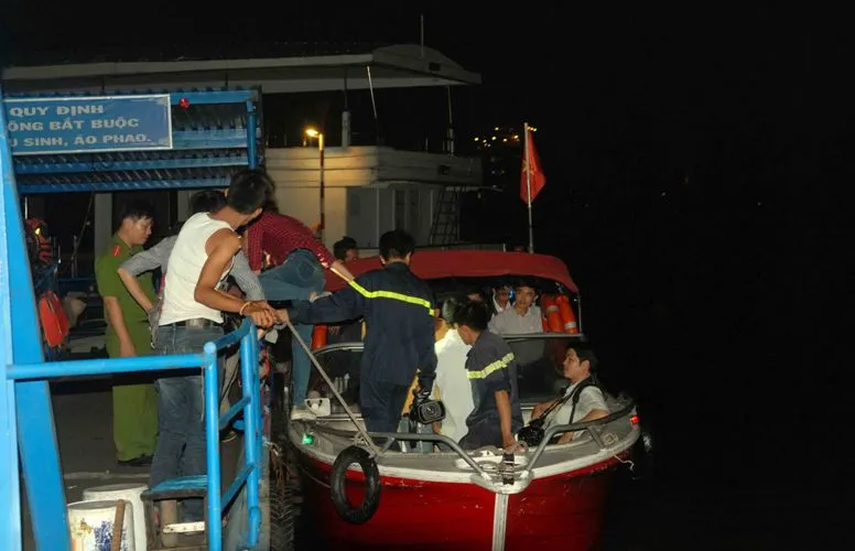 Xà lan gặp nạn trên sông Sài Gòn, một người mất tích ảnh 5 Xà lan gặp nạn trên sông Sài Gòn, một người mất tích ảnh 5