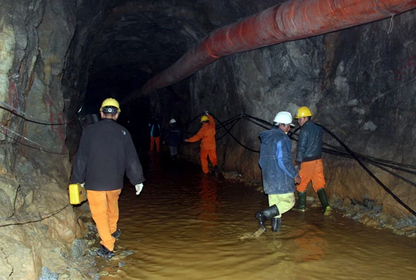 Vụ sập hầm thủy điện: Bắt đầu hút nước từ trong hầm ra ngoài ảnh 6