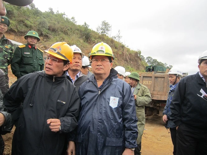 Vụ sập hầm thủy điện: Nước đã dâng đến bụng những người bị kẹt ảnh 3