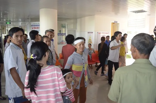 Vợ anh Sang mang theo hai con nhỏ xông vào bệnh viện