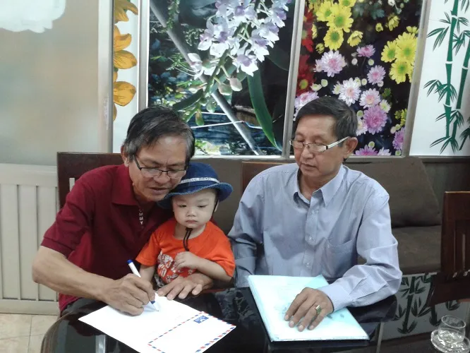 Sáng nay bé trai bị bỏ rơi trên taxi được đón về nhà ảnh 2