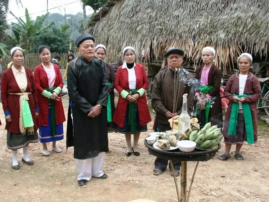 Cụ Lê Hữu Quý (áo đen), đang làm lễ cưới cho một đôi trai gái