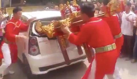 Toàn cảnh lễ hội và những 'biến dạng nguy hiểm' ảnh 2